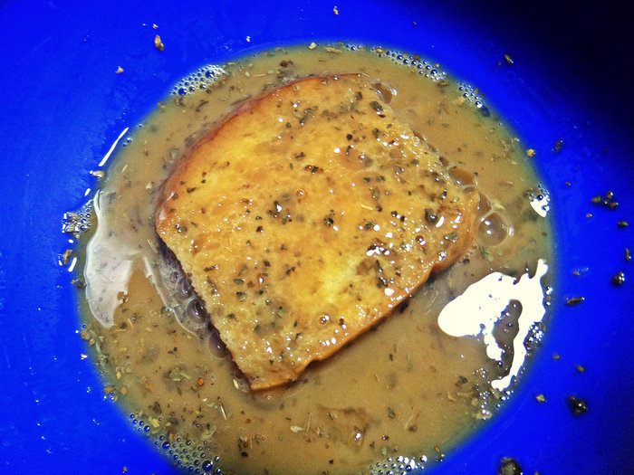 Гренки с овощами под сыром