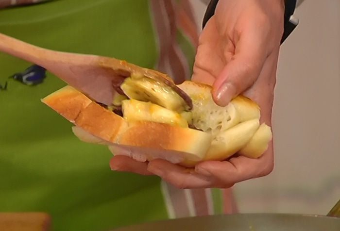 Французские гренки с сушеной вишней и курагой 