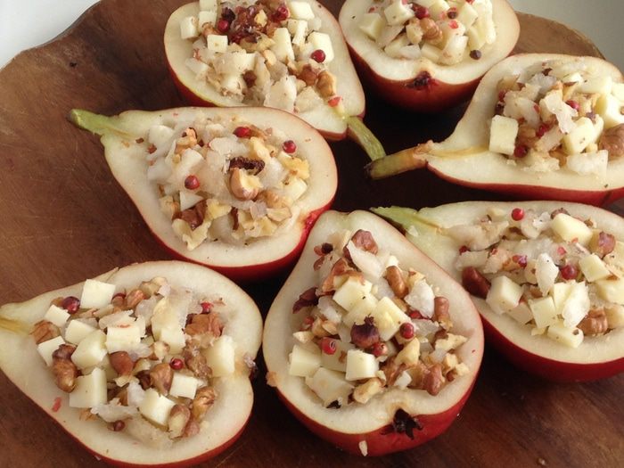 Груши, запеченные с моцареллой, орехами и розовым перцем