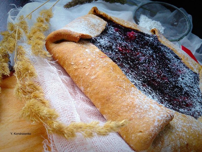 Галета с творогом и черной смородиной