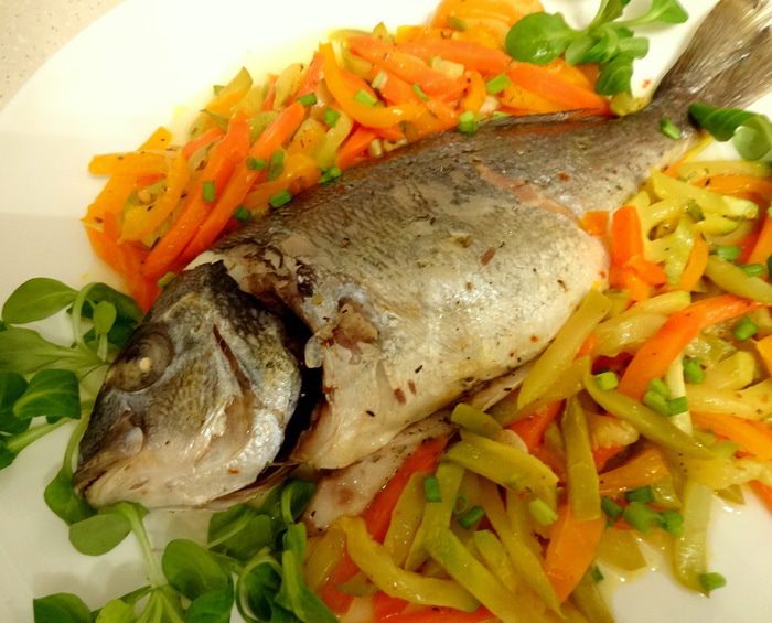 Рыбка на овощной подушке