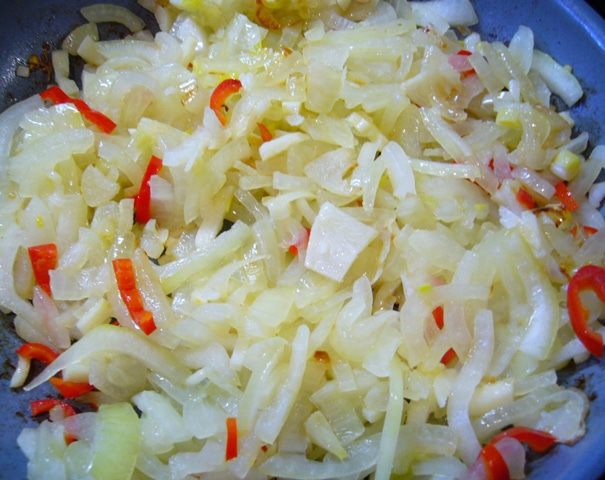 Картофельные мини-кугели с кальмарами и маринованным луком