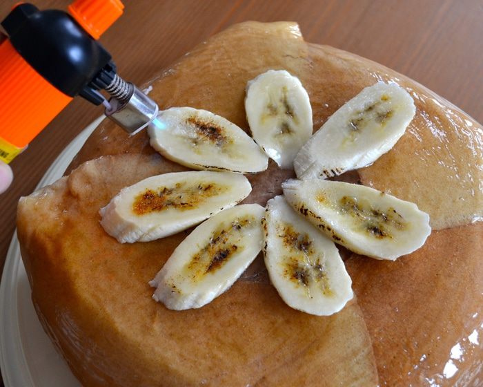 Блинный торт с бананами и шоколадным муссом