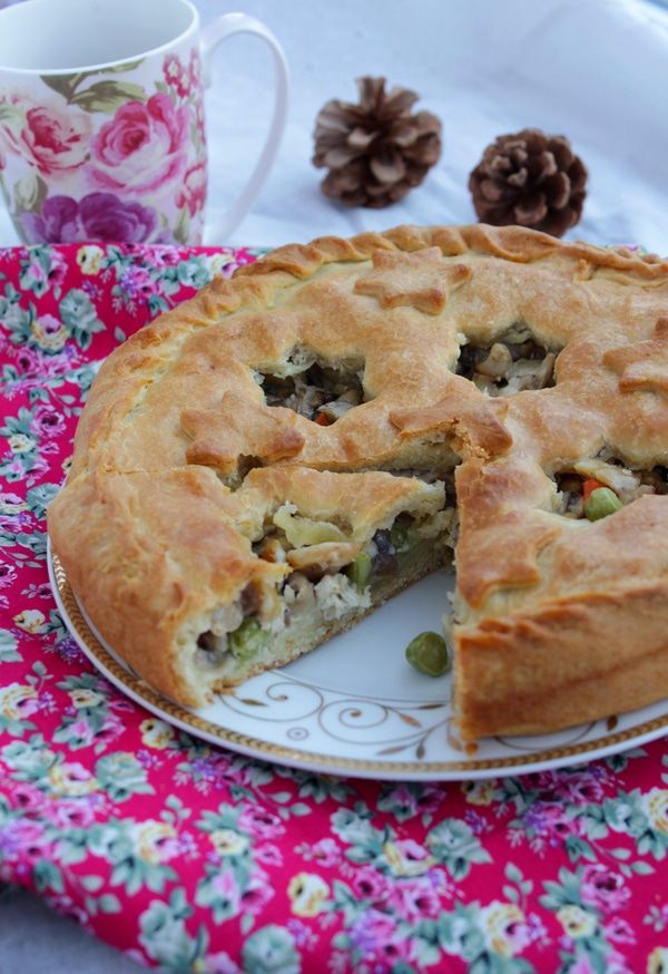 Сочный пирог с курицей, грибами и зеленым горошком