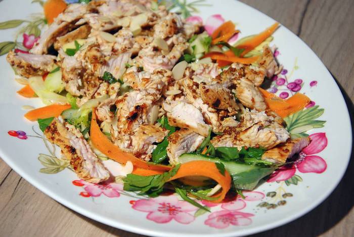 Салат с индейкой, фенхелем и миндалем 
