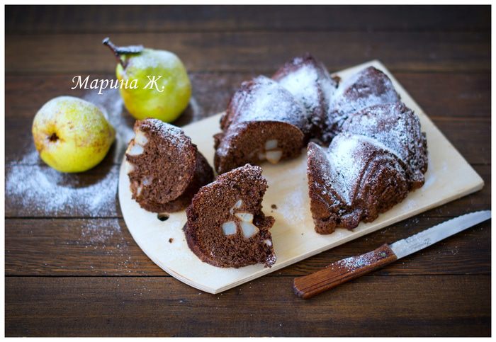 Шоколадная шарлотка с грушей и корицей