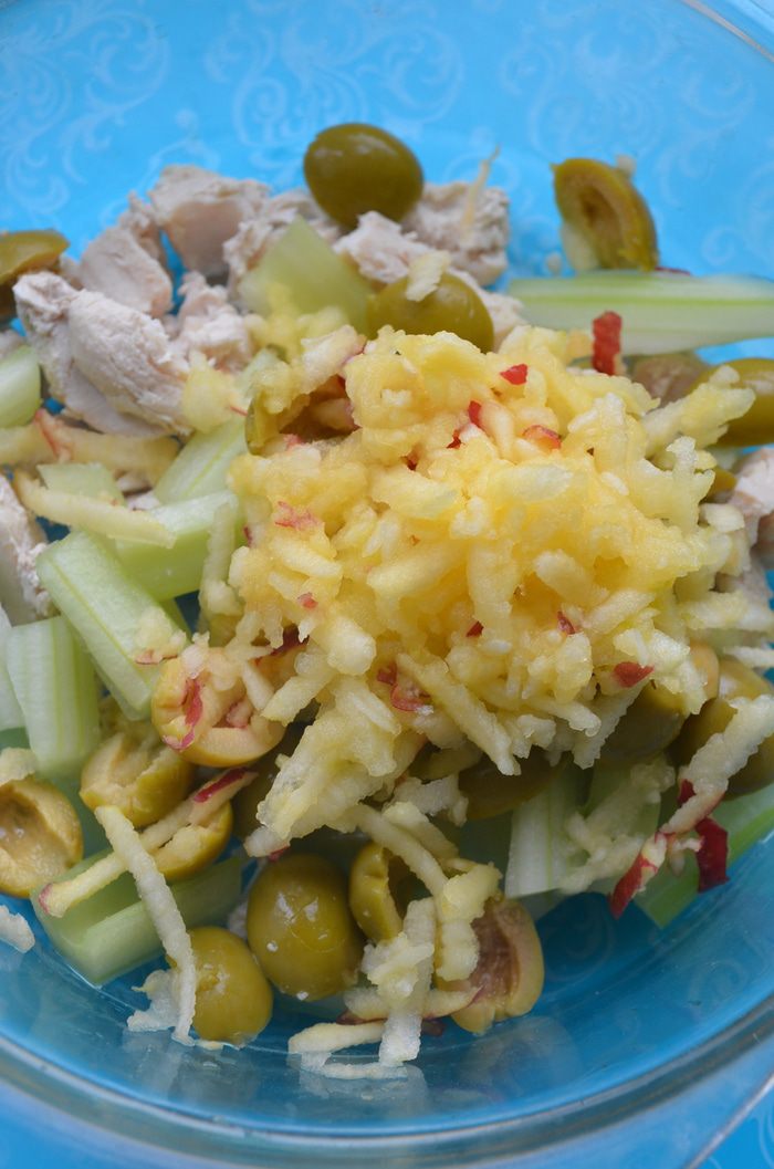 Салат с оливками и стеблями сельдерея 