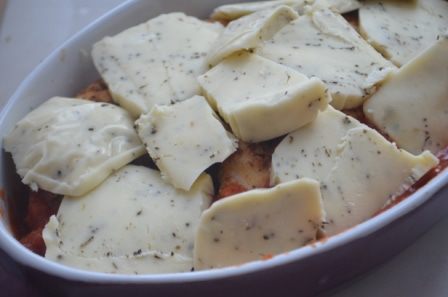 Куриное филе, запеченное с двумя сырами в томатном соусе