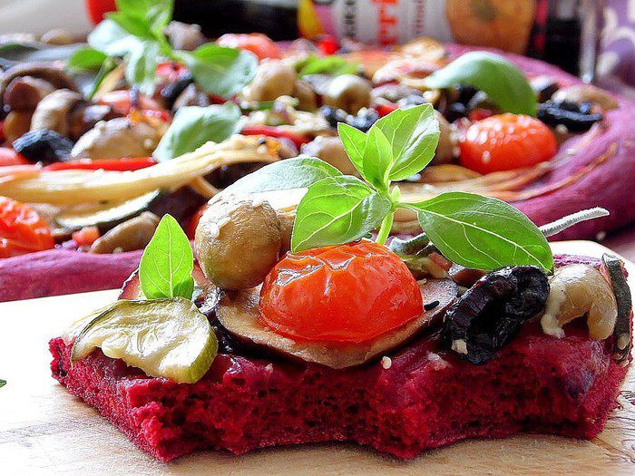 Пицца из свекольного теста с овощами и грибами