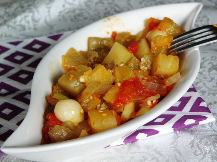 Баклажан, тушеный на оливковом масле с помидорами (Zeytınyaglı patlıcan)