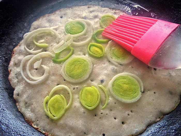 Блины с луковым припеком