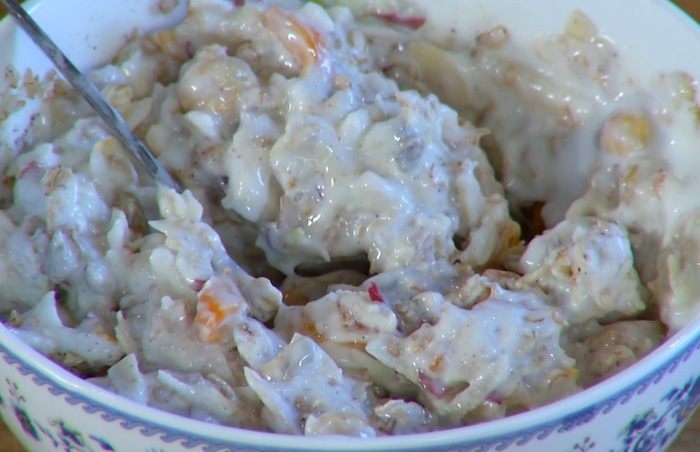 Домашние мюсли с орехами, манго, овсяными и гречневыми хлопьями 