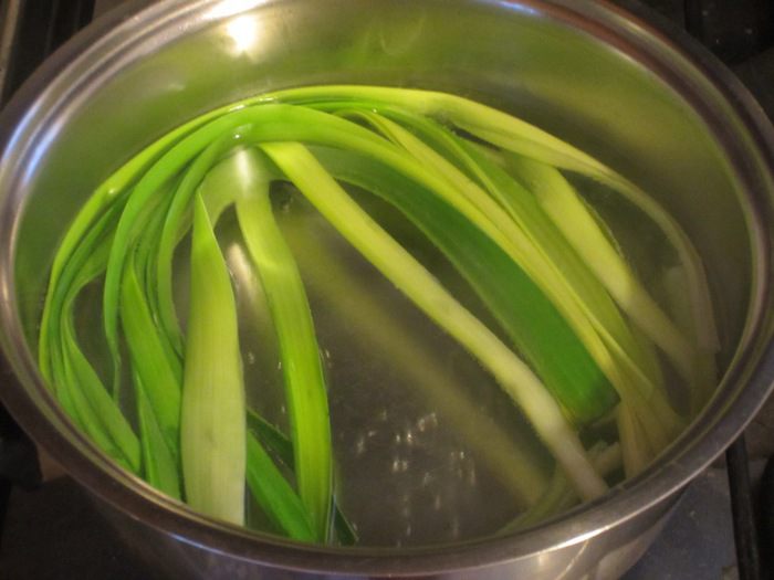 Фаготтини с лососем и луком пореем