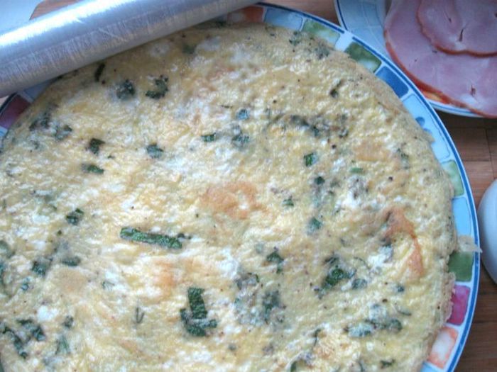 Яичный рулет с базиликом и кедровыми орешками