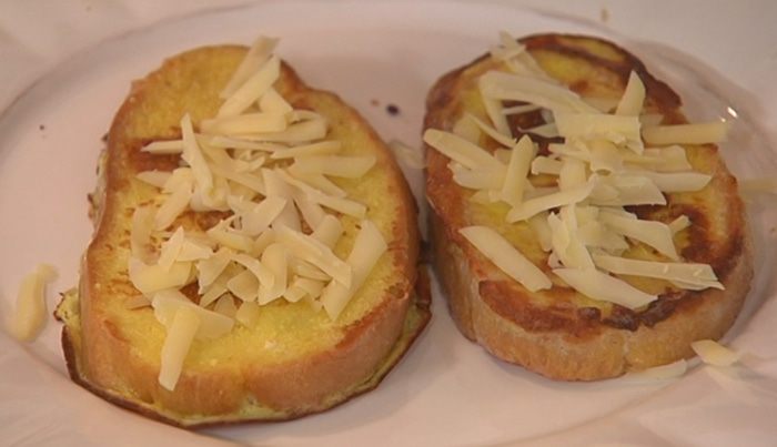 Французские гренки с прошутто и салатом из руколы 