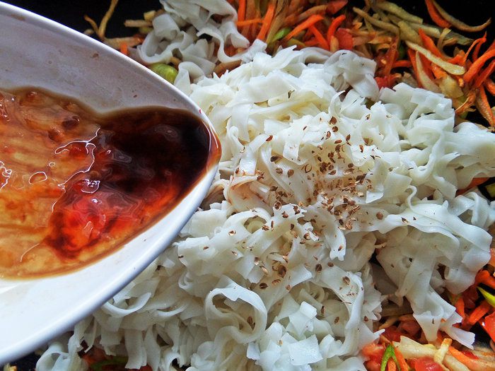 Рисовая лапша с овощами и крабом
