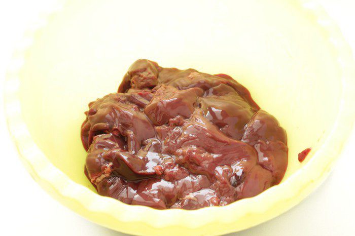 Печеночные оладьи с брусничным соусом