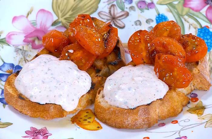 Тосты с фетой, помидорами и йогуртовым кремом 