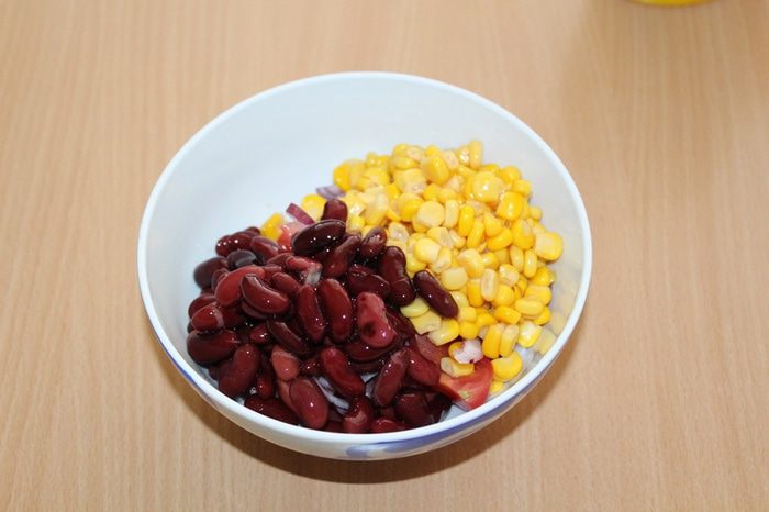 Салат с помидорами, авокадо, кукурузой и фасолью