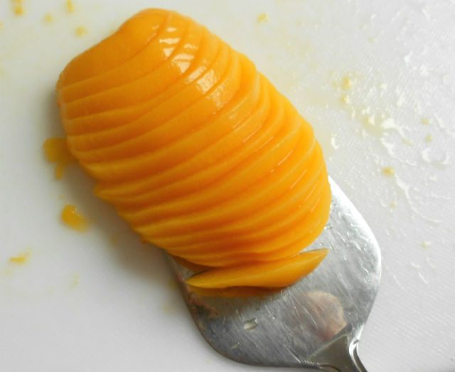 Пирог-цветок с персиками