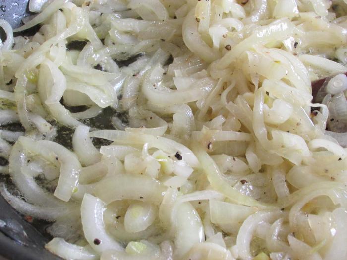 Блинный тортик с грибным соусом