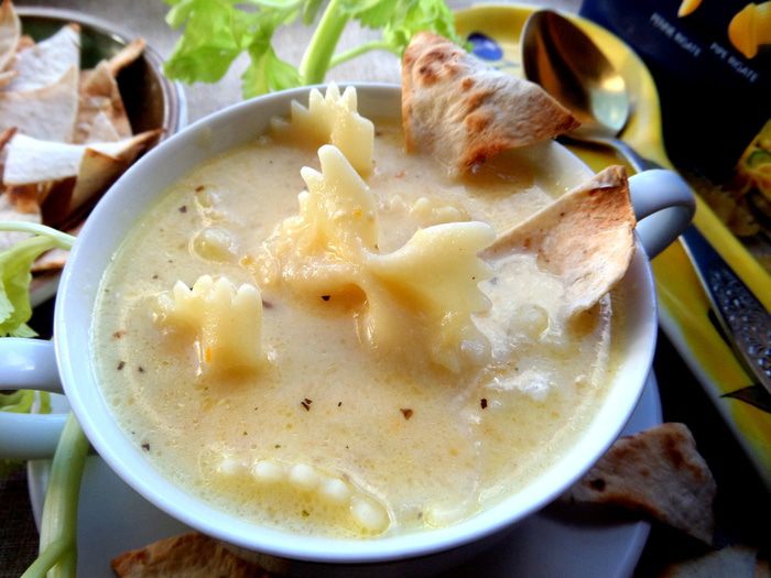 Сырно-макаронный суп и чипсы из лаваша