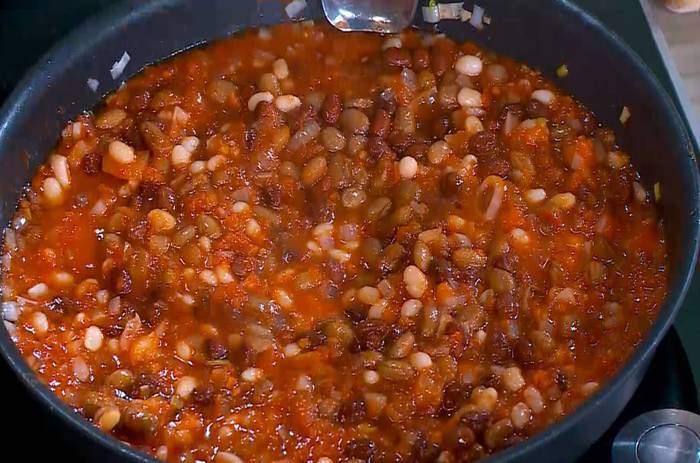 Запеченные яйца с острой фасолью 