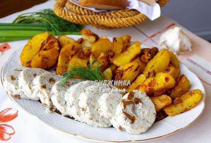 Рыбная колбаса с лисичками и картофелем «по-дачному»