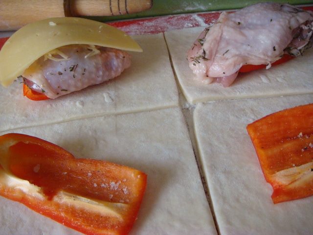 Курочка в слоеном тесте с картофельными розами