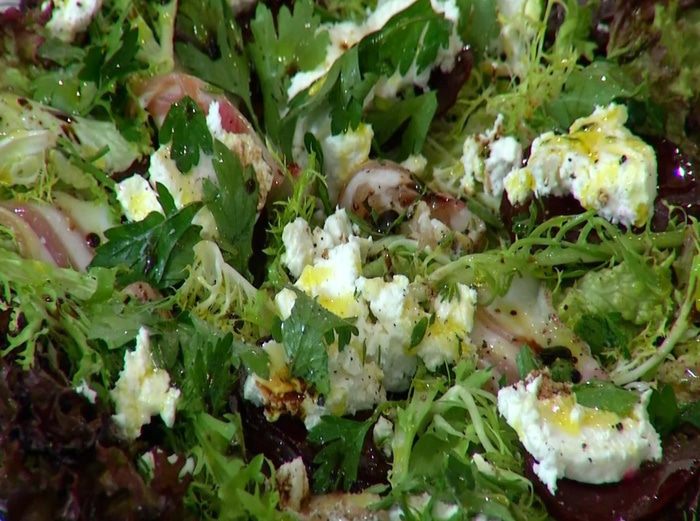 Свежий салат с козьим сыром, свеклой и изюмом