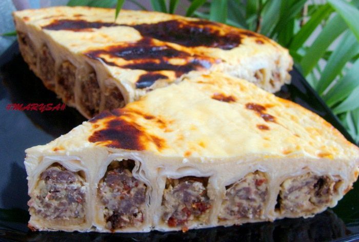 Заливной пирог-улитка с мясом и сыром