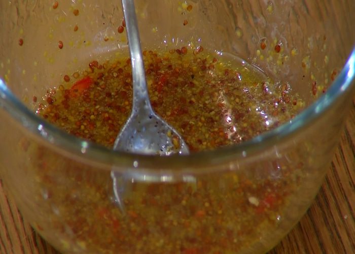 Телятина в горчичном маринаде со сливами и хумусом