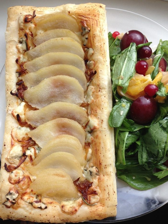 Пироги с грушей-пашот, карамелизированным луком и голубым сыром