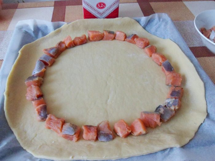 Пирог с лососем и моцареллой