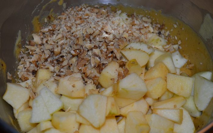 Влажный яблочный пирог с орехами