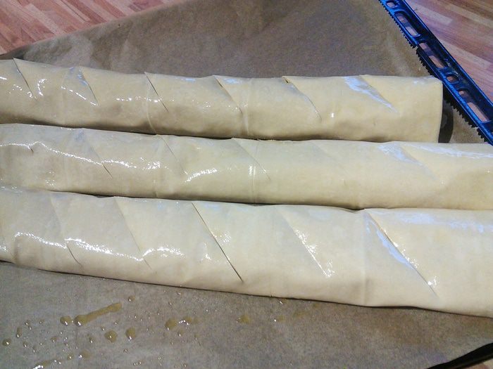 Рулет с фетой и шпинатом по-критски 