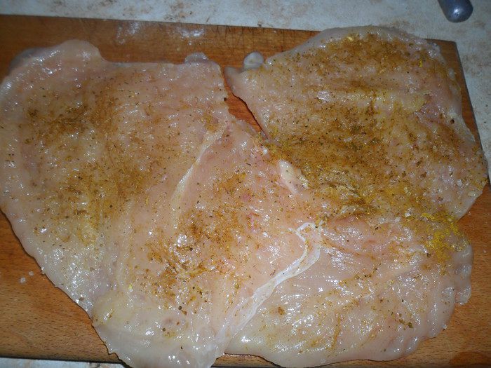 Куриный рулет с омлетом и шпинатом