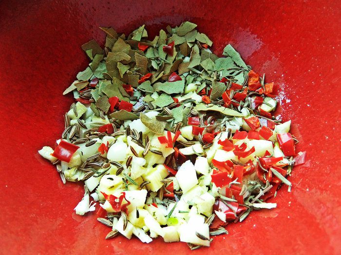 Рулька с разной капустой и грибами