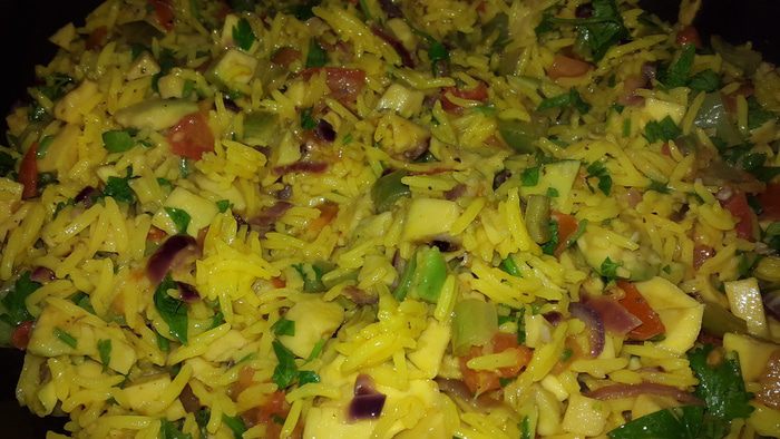 Рис с авокадо и овощами, запеченный в глиняных тарелках