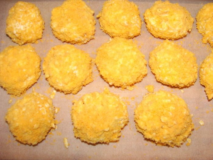 Сырные шарики с начинкой в ореховой панировке под &amp;quot;пьяной&amp;quot; клюквой