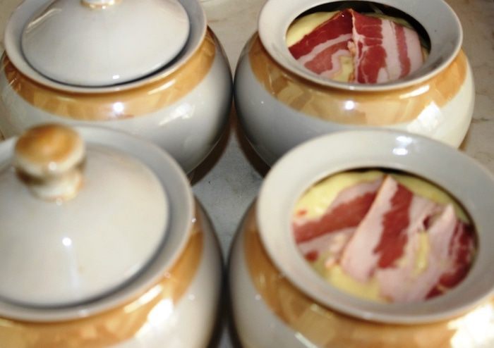 Жаркое с семгой и беконом в горшочке