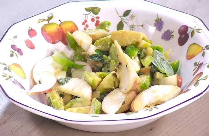 Салат из брюссельской капусты с яблоком и орехами
