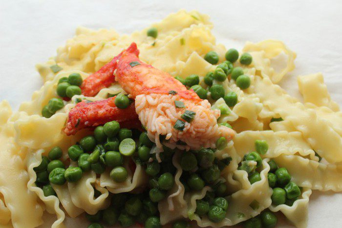 Мафальдине с камчатским крабом и зеленым горошком, запеченные в пергаменте