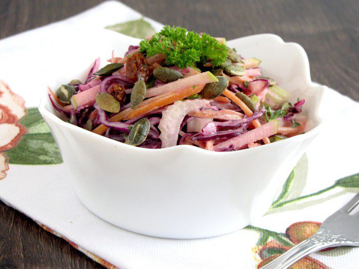 Салат из краснокочанной купусты с тыквенными семечками
