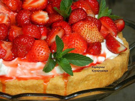 Летний торт с йогуртом и клубникой