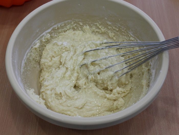 Творожный кекс с яблоками и вяленой клюквой