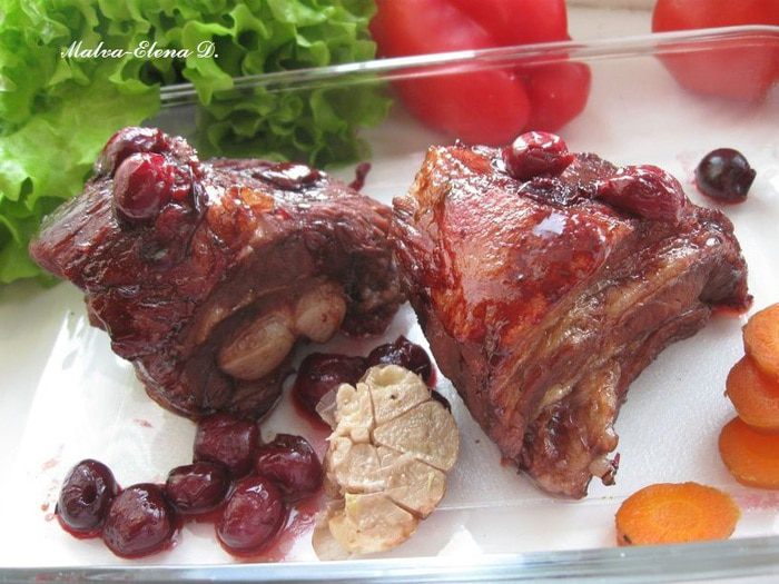 Свиная грудинка в легкой вишневой глазури