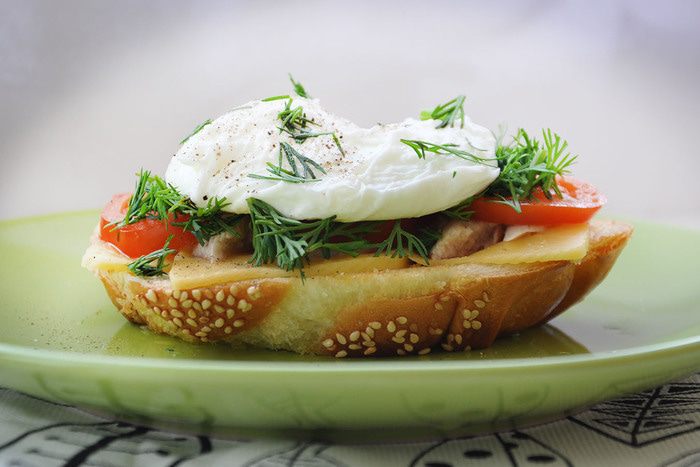 Гренка с курицей и яйцом-пашот