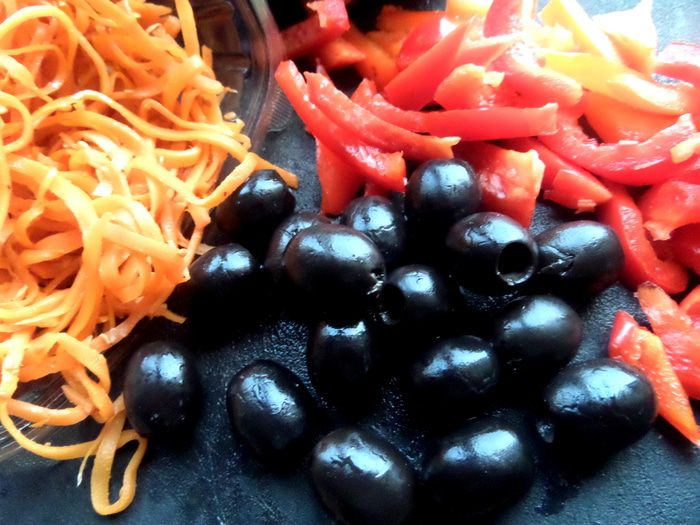 Чечевичный салат с овощами и маслинами