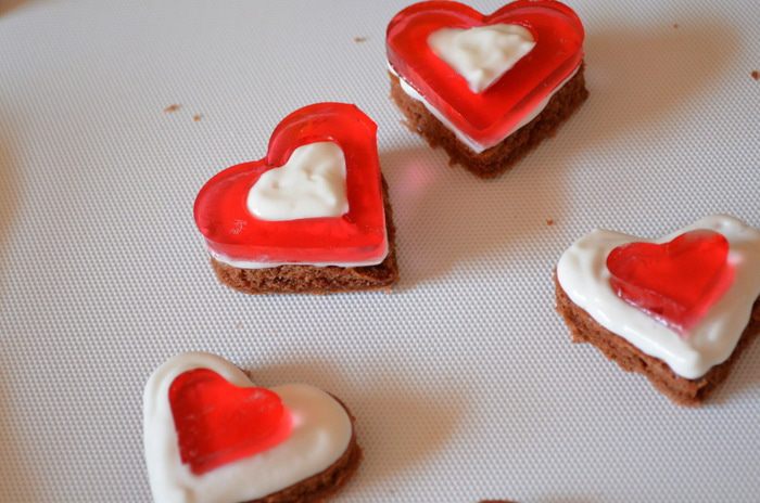 Тирамису с кокосовым муссом, малиновым желе и черникой